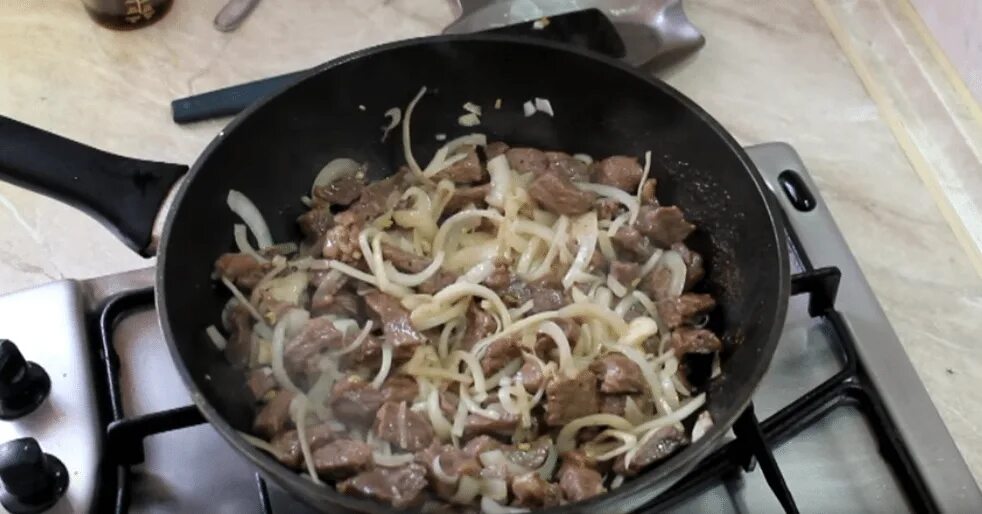 Как жарить мясо на сковороде с луком. Мясо с луком на сковороде. жареное мясо с луком. мясо жареное на сковороде с луком. мясо обжаренное с луком на сковороде.