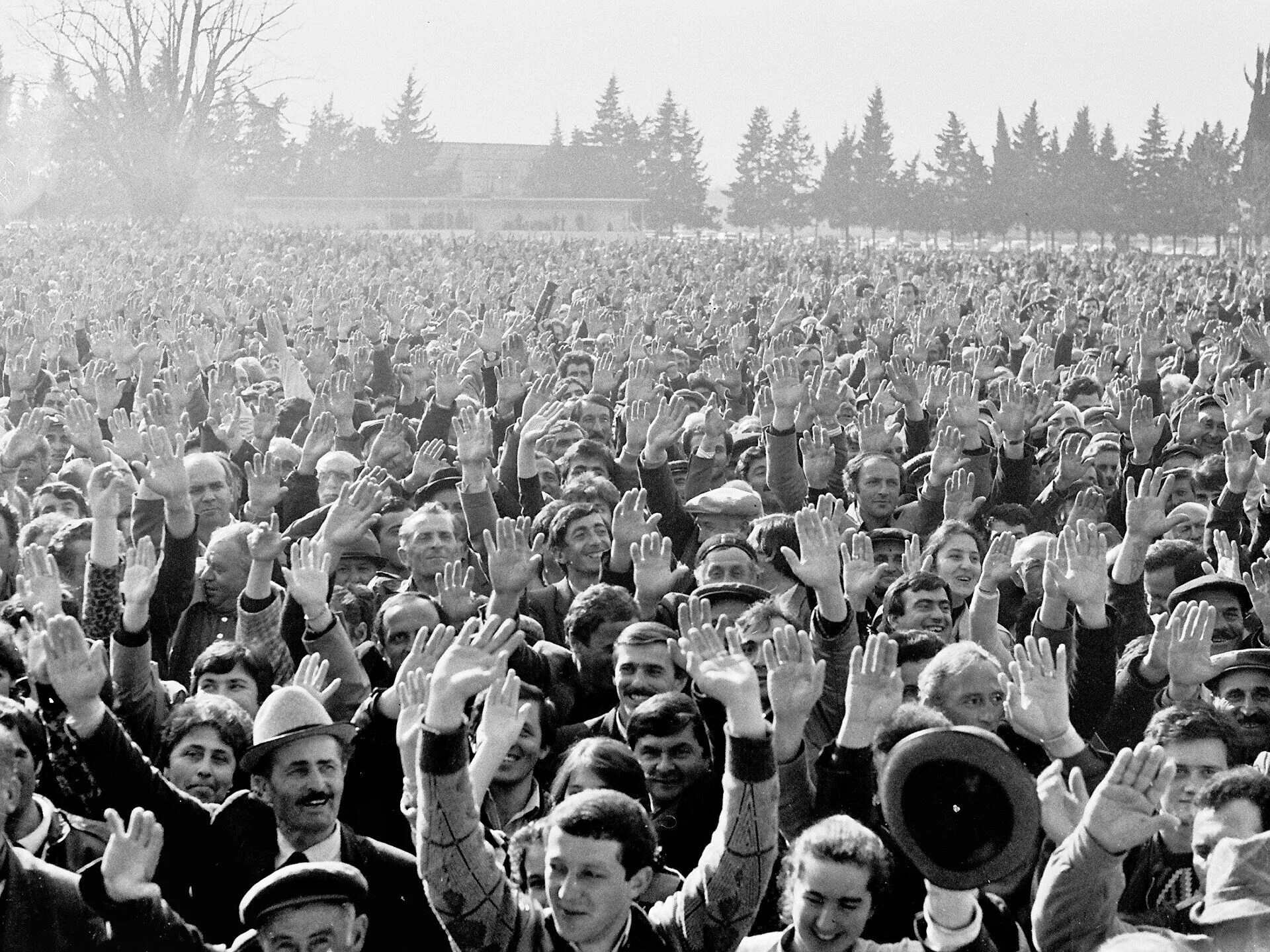 5 национальная свобода. Лыхненский сход 1989 года. Лыхненский сход. Лыхны состоялся 30‑тысячный сход абхазского народа. Вооружённые столкновения в Абхазии с 1989 года.