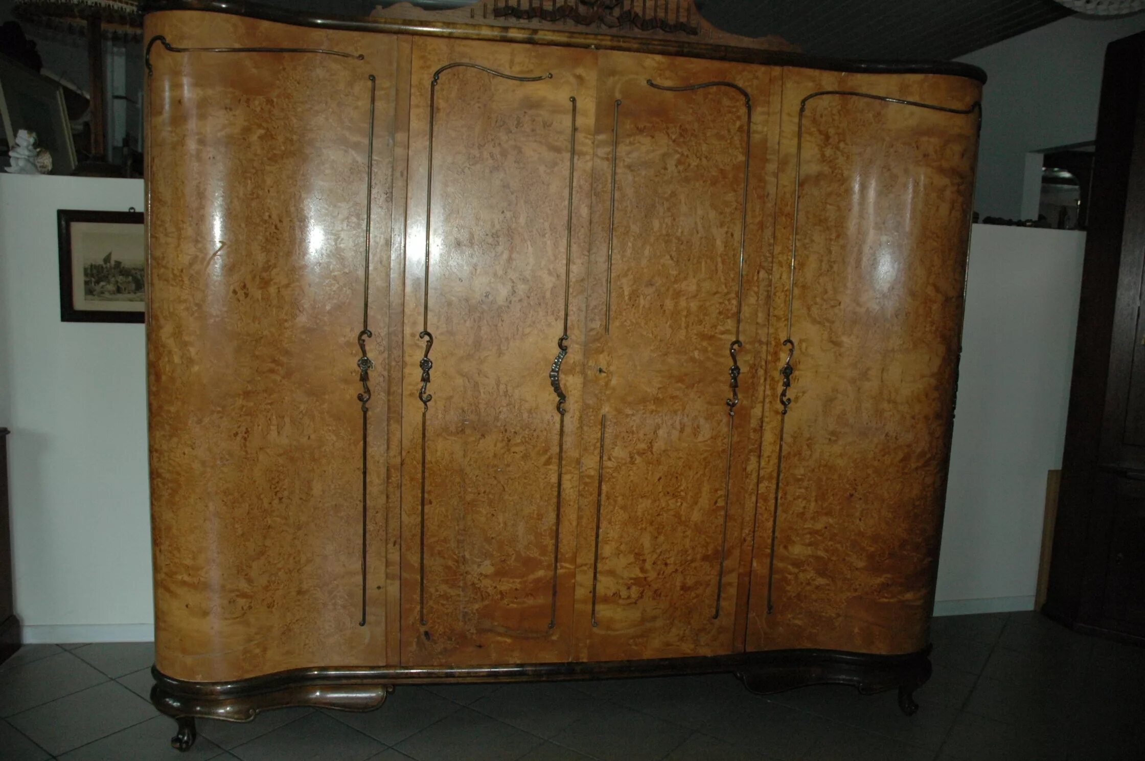 Контора к антикварная мебель. Старый шкаф. Винтажный шкаф. Старый комод с навершием. Старый шкаф фото.