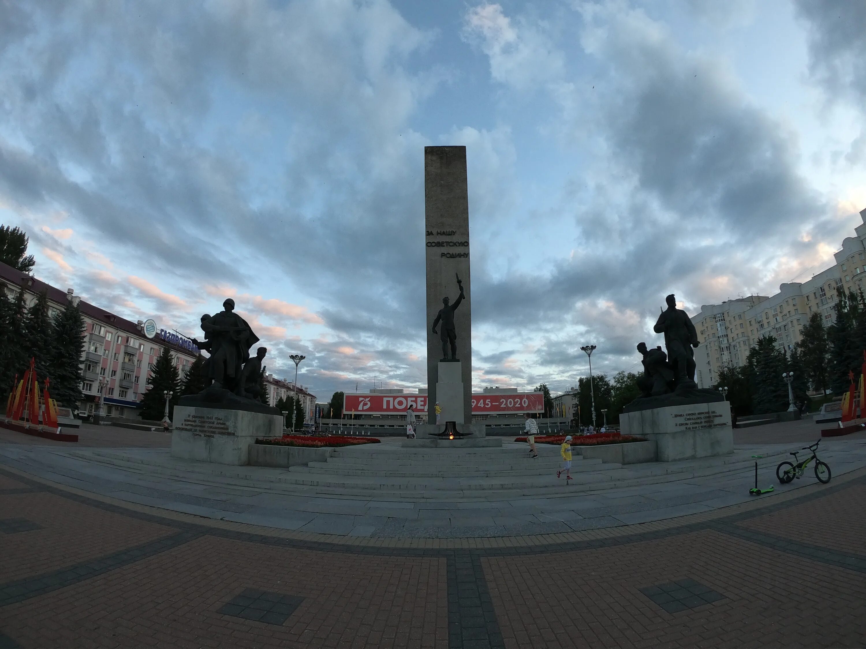 Памятник освободителям брянска брянск. Памятник освободителям Брянска. Памятник воинам освободителям Брянск. Памятник освободителям Брянска достопримечательности Брянска. Монумент на площади Партизан в Брянске.