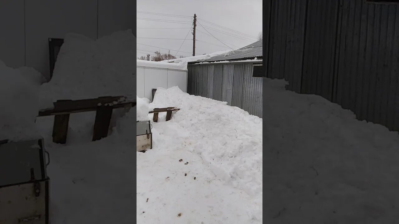 Снег с крыши падает к соседям. Сход снега на забор. Забор повалило снегом. Козырек от схода снега с крыши.