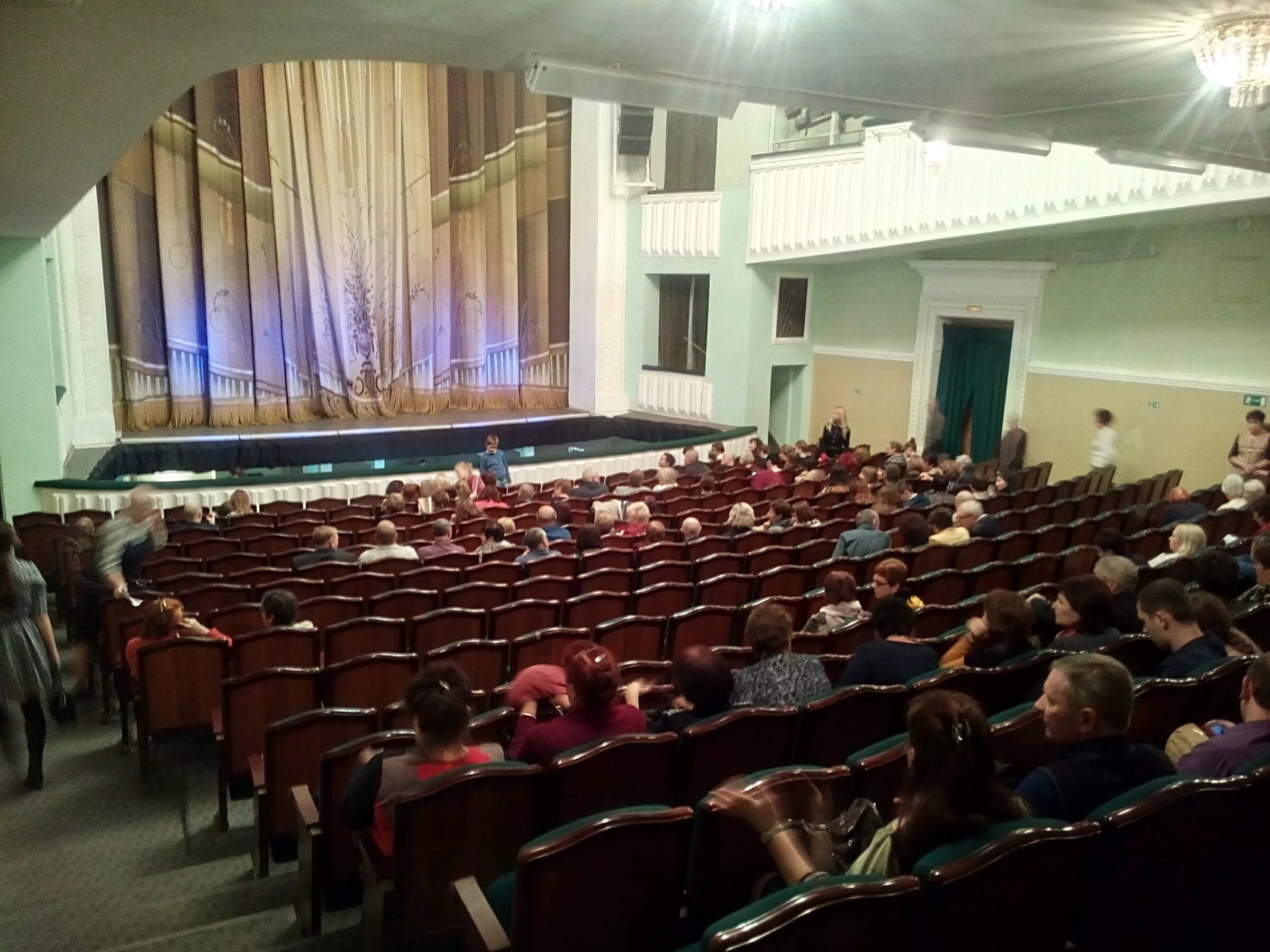 Музкомедия волгоград адрес. Муз комедии театр волгоград. Волгоградский музыкальный театр, волгоград, улица маршала чуйкова, 4. Музкомедия волгоград. Муз театр волгоград.