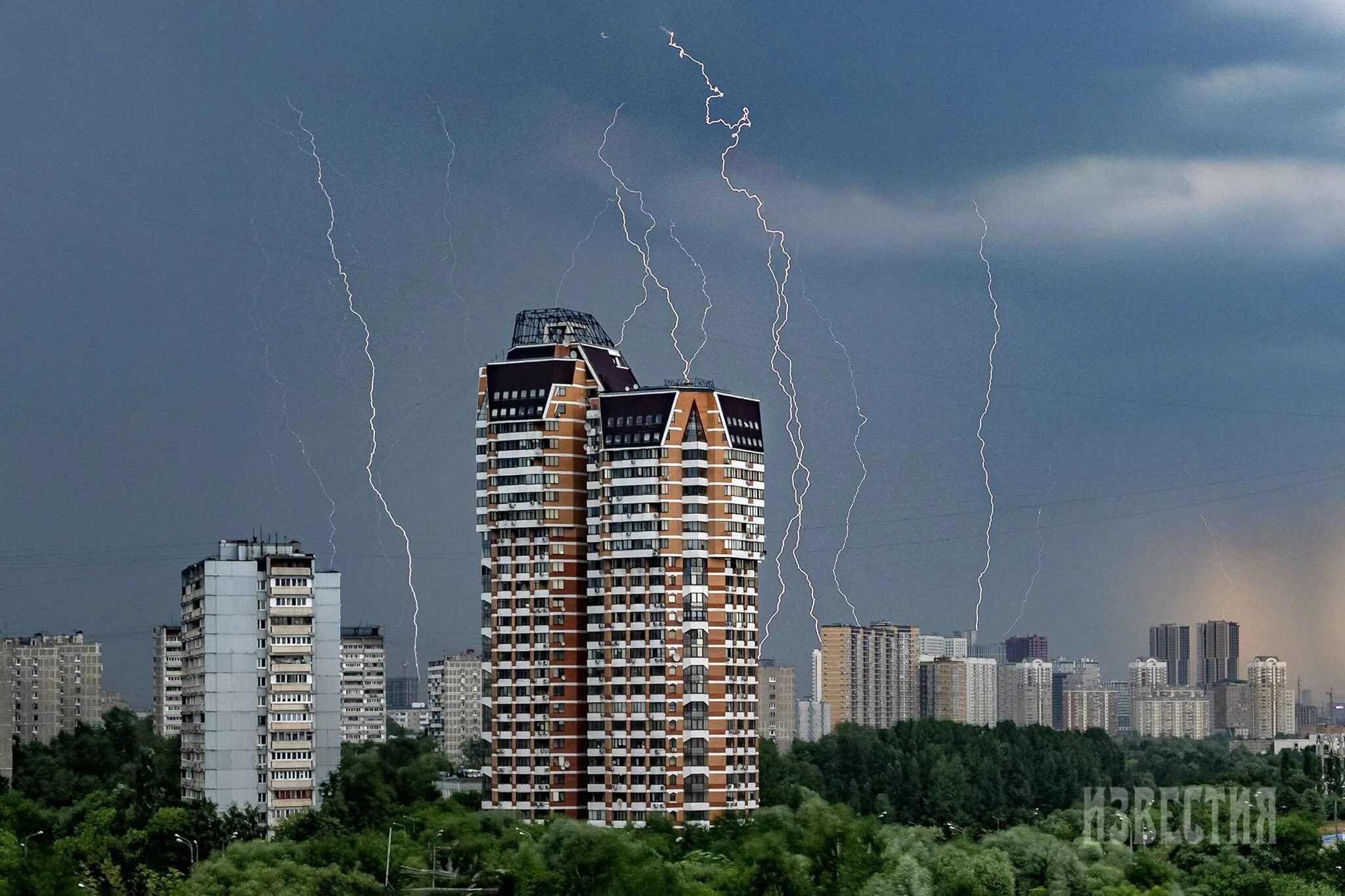 Ветер в москве деревья. Гроза в Москве 10.07.2022. Гроза в Москве 15 июня 2021. Гроза в Москве 18 июня 2020. Дождь в Москве.