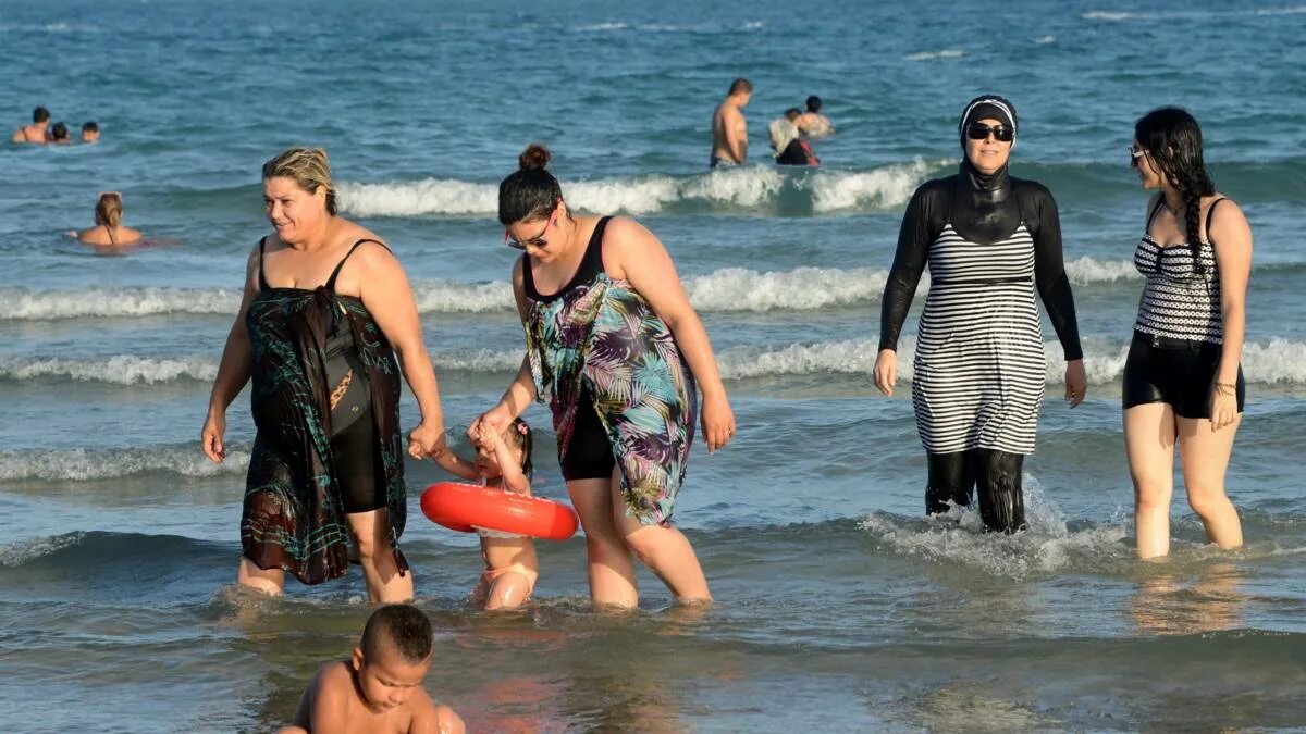 В бархатном купается вине. Купаться в одежде. женщина купается в море. арабские женщины купаются в море. купаться в море в одежде.