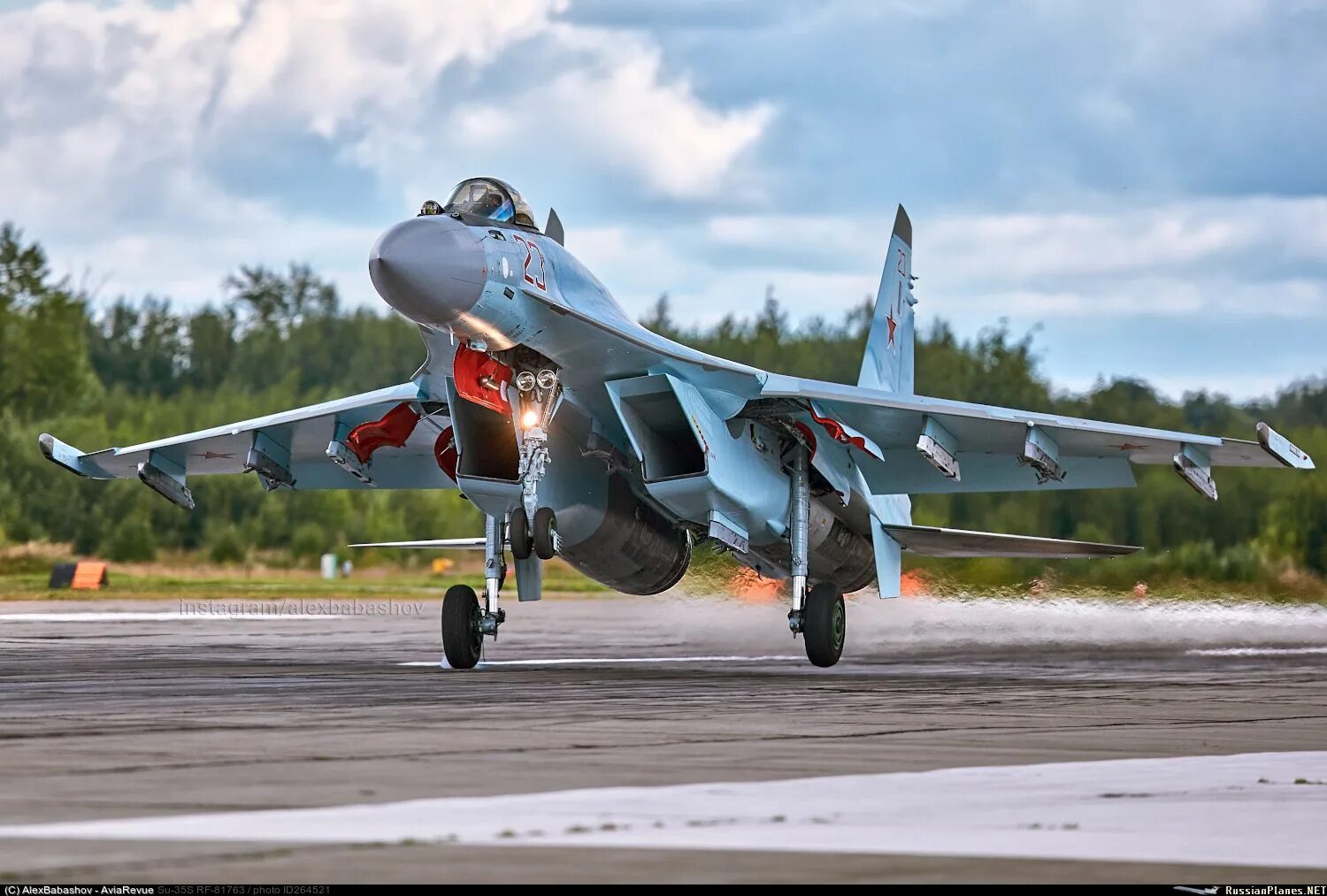 Посадка истребителя. Су 35. Истребитель Су-35. Су 35 ВВС России. Су-35 с ПТБ.