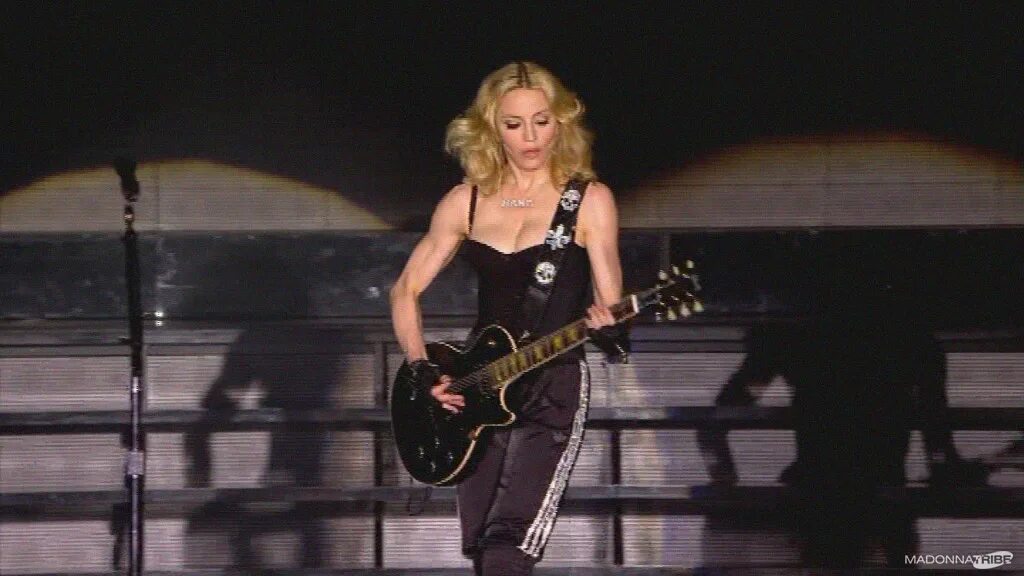 Мадонна ханг. Мадонна Ханг ап. Madonna hung up Live. Madonna hung up клип 2005. Мадонна в молодости hung up.