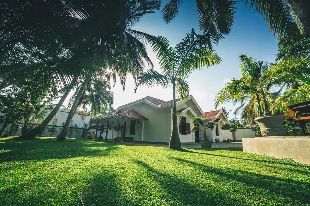 Виллы на шри ланке. Villa Unawatuna Шри. Однаэтажная вилла Шри Ланка. Равинвилла Шри Ланка. Талала Шри Ланка белая вилла.