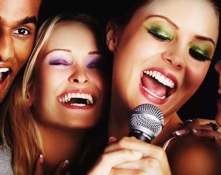 Поет много людей. Люди сами поют песни. Люди сами поют песни. Человек поет. Девушка поет.