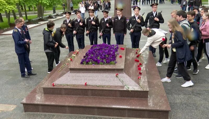 9 мая новороссийск. Памятники Великой Победы. Памятник участнику войны Новороссийск. День Победы Новороссийск. Новороссийск памятники Великой Отечественной войны.