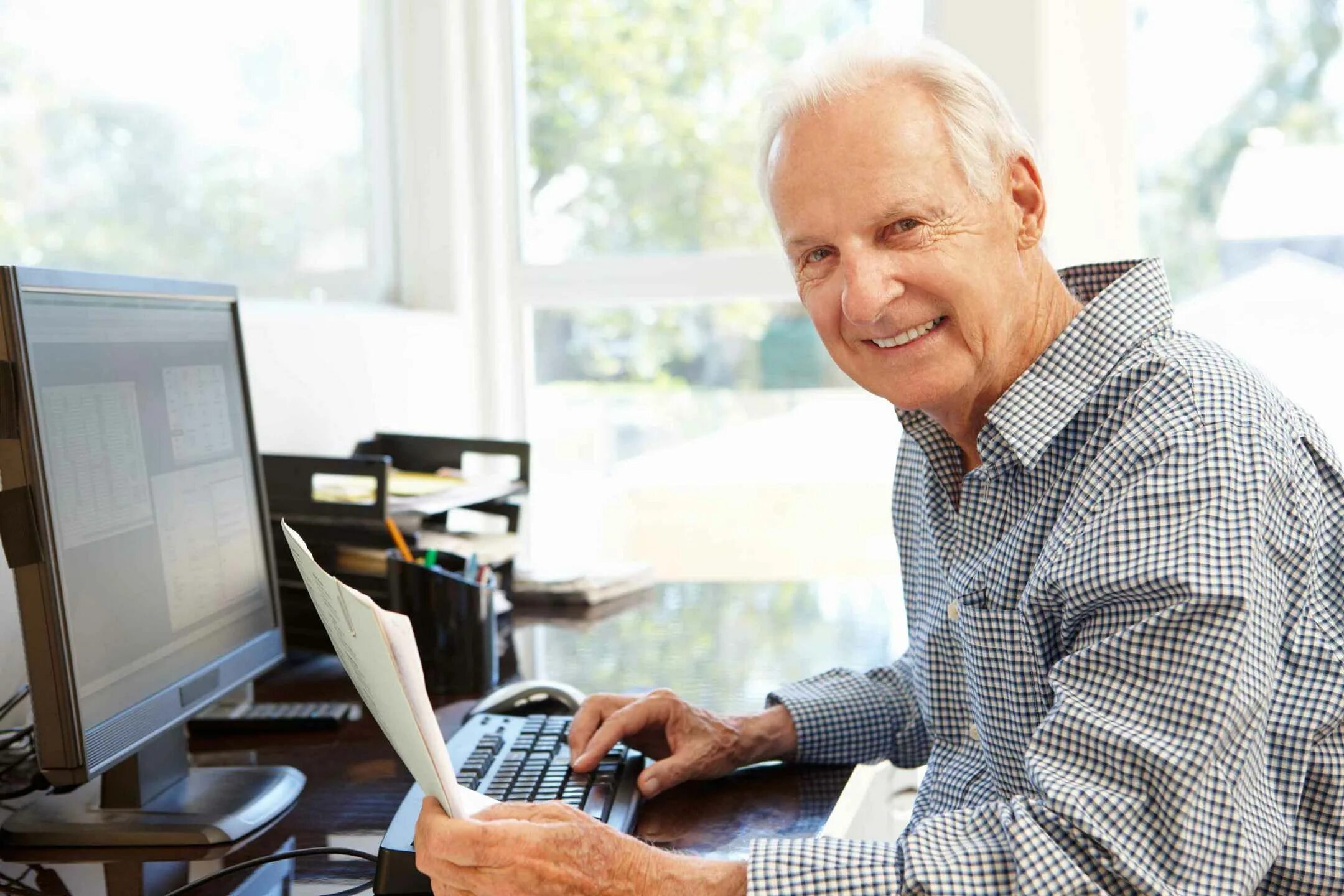 Работники предпенсионного возраста. Пенсионер. Пожилой мужчина за компьютером. Пожилой работник. Пожилые люди за компом.