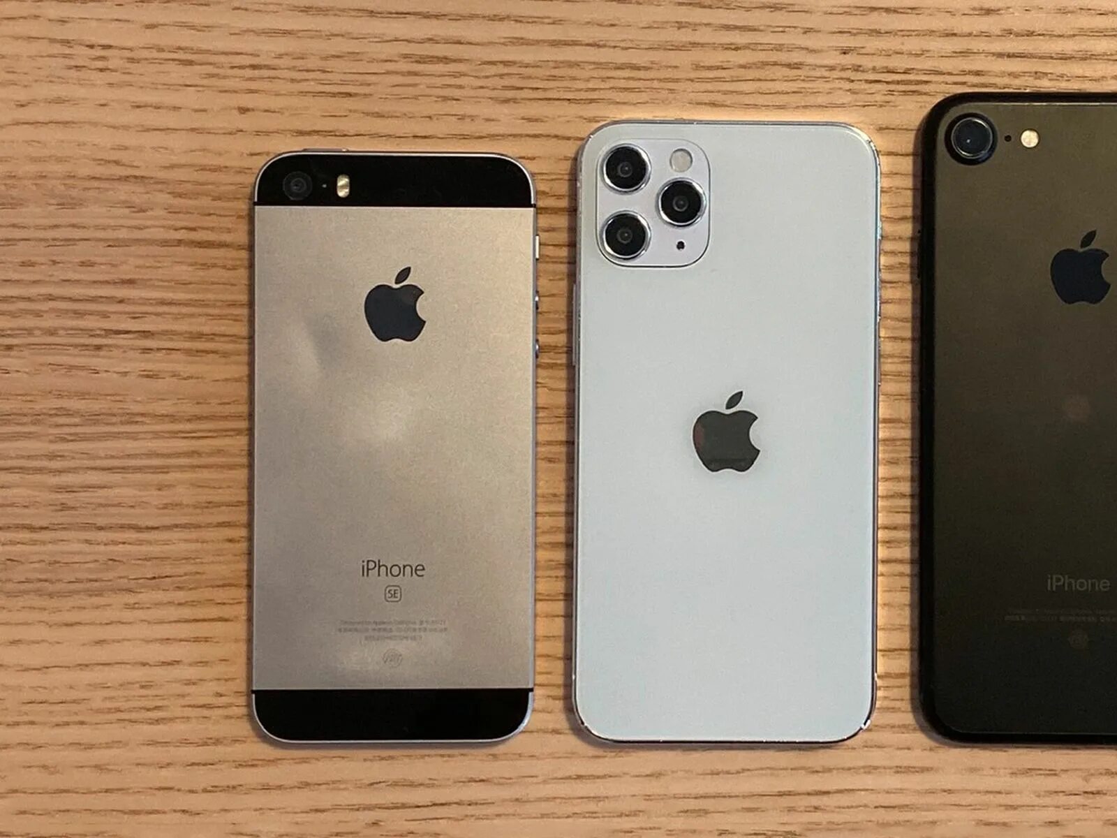 Iphone 12 сравнения. Iphone 12 Mini и iphone 7. Iphone 12 Mini vs 6s. Iphone 12 Mini и iphone se. Iphone 12 Mini vs iphone se 2020.