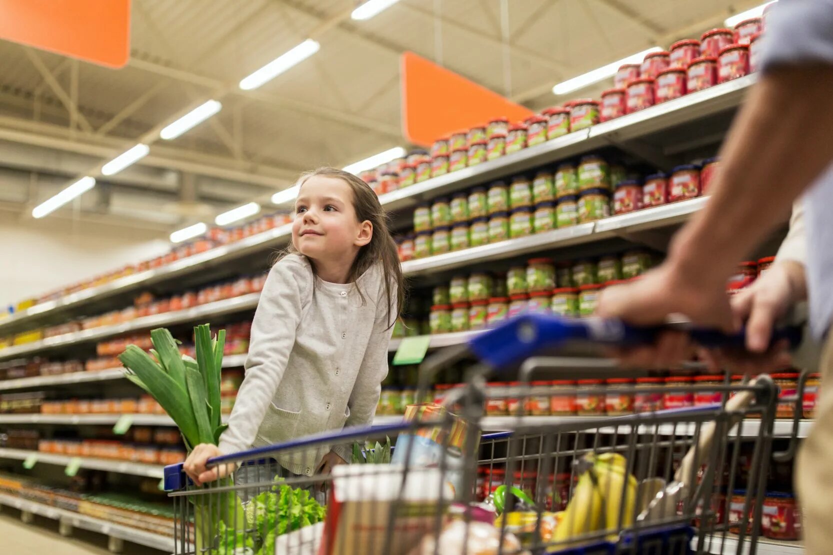 Человек зашел в магазин. Продуктовый магазин для детей. Счастливый ребенок с едой в магазине. Папа покупает продукты. Школьники в продуктовом магазине.