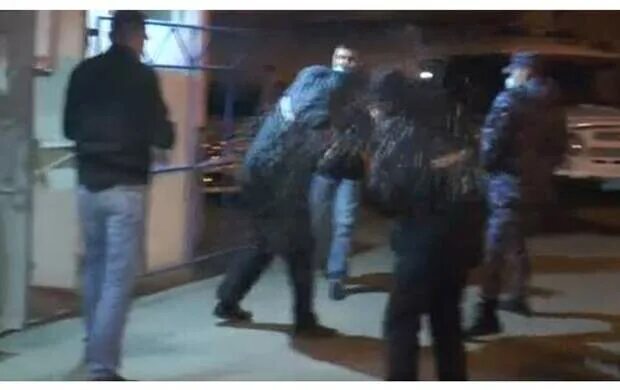 Ппс избили. Дагестан стычки с полицией. Ппс избили. Ппс избили. Казань бутылка шампанского полиция.