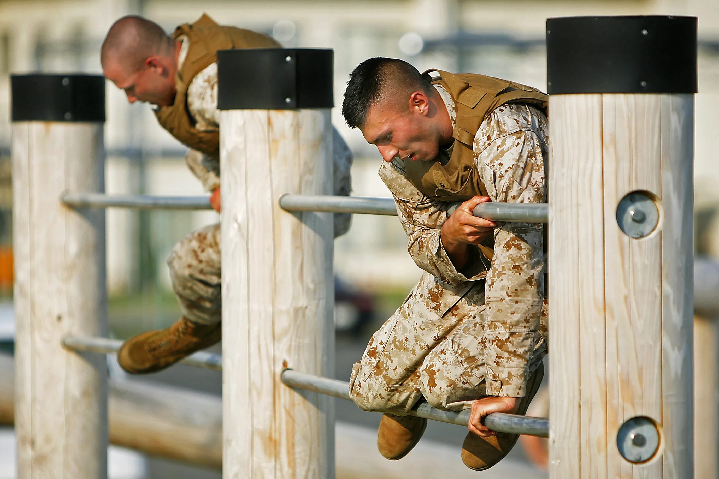 В ней армия отважна и сильна. Военные занимаются спортом. Мужественные и сильные. Мужчина в военной форме занимается спортом. Как тренируют военное дело.