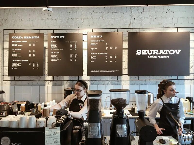 эшли грэм кормит сына. Photo chef in a cafe man and woman. бариста девочка. фотосессия мамы и взрослой дочки в ресторане. встреча подруг.