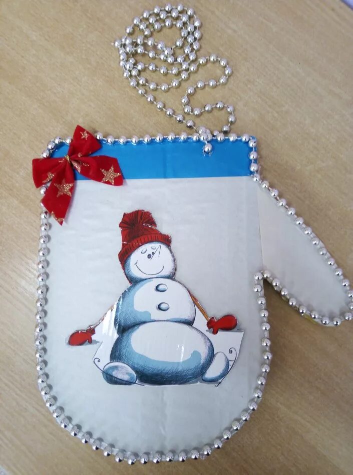 рукавица из фетра новогодняя. рукавичка деда мороза. рукавичка деда мороза поделка на конкурс. рукавичка деда мороза своими руками на конкурс в садик. как сделать варежку деда мороза.