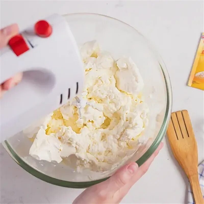 Творожный крем для торта рецепт со сгущенкой. Крем для торта из творожного сыра и сгущенки и масла. Творожный сыр и сгущенка без масла. Сыр со сгущенным молоком. Творожный сыр и сгущенка без масла.