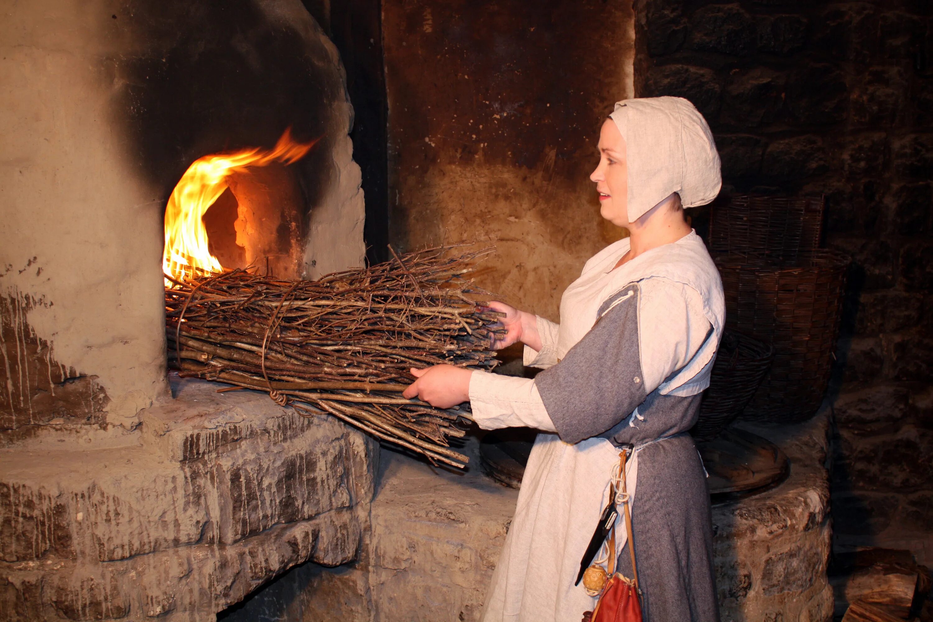 Женщина печет хлеб. Хлеб из печи. Печка для хлеба. Печь для хлеба на дровах. Древняя печь.