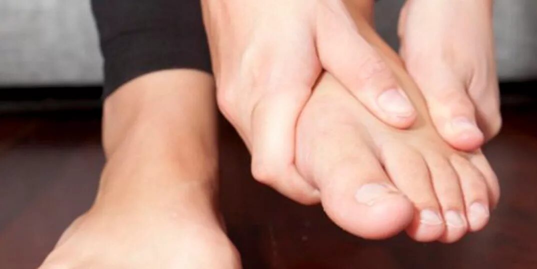 заболел палец после сна. кисть руки. кисть руки. боль в руке. резко заболел палец.