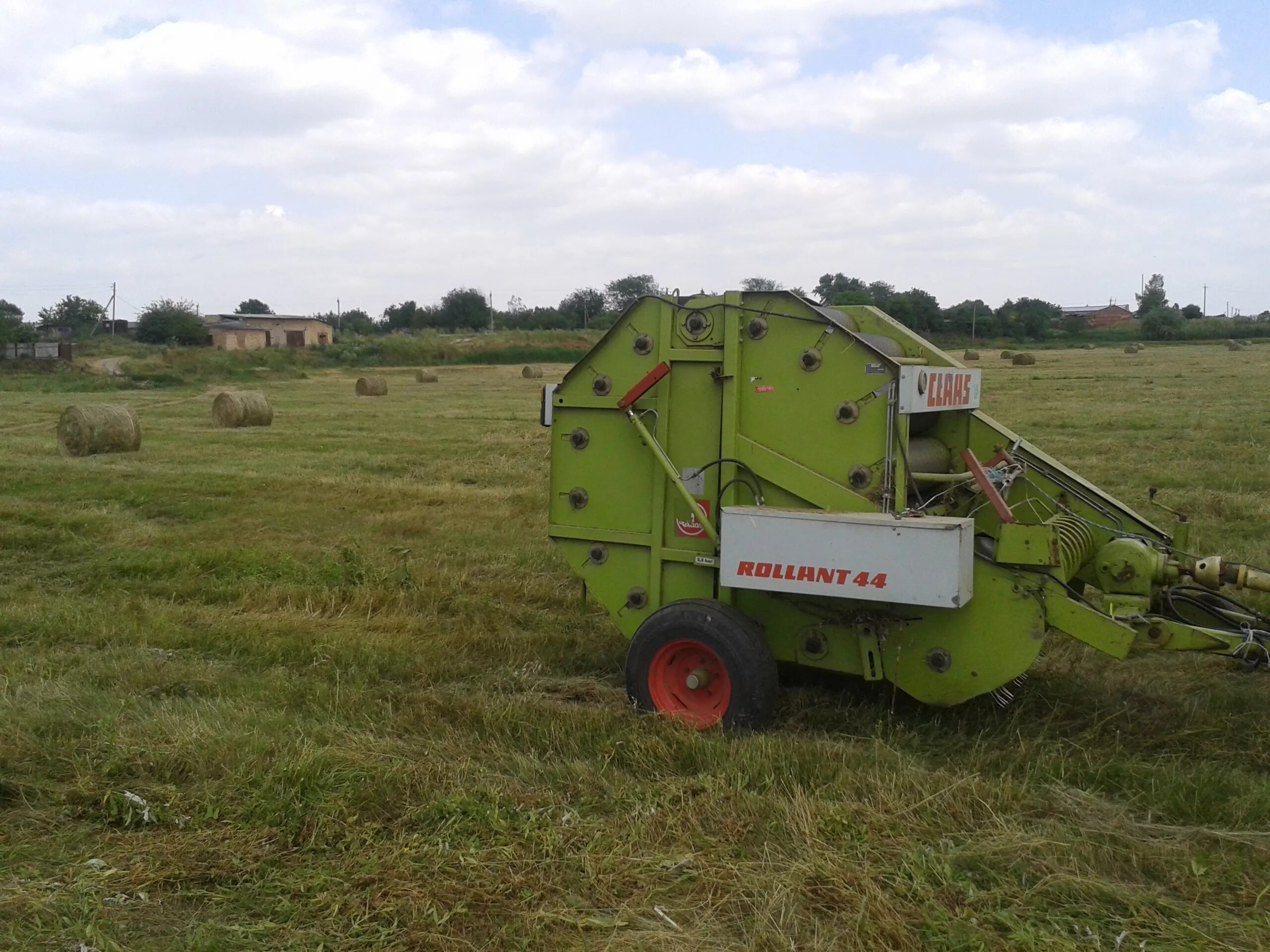 Роланд 44 пресс подборщик. Пресс подборщик CLAAS Rollant 350. Сено Клаас 44. Форма тюка пресс подборщика Роланд 250. Сено пресса б у