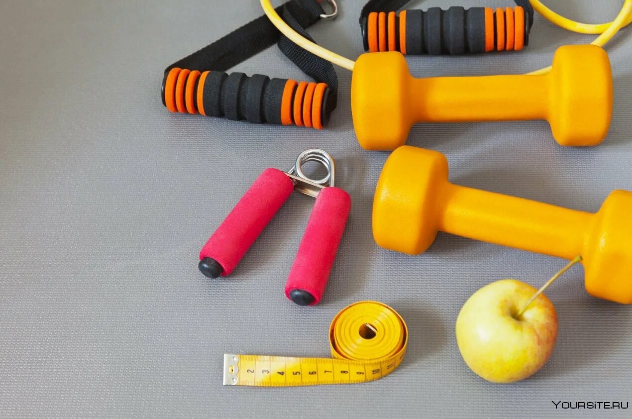 Инвентарь для тренировок. Спортивный инвентарь. Спортивные инструменты. Инвентарь для детского фитнеса. Желтый спортивный инвентарь.