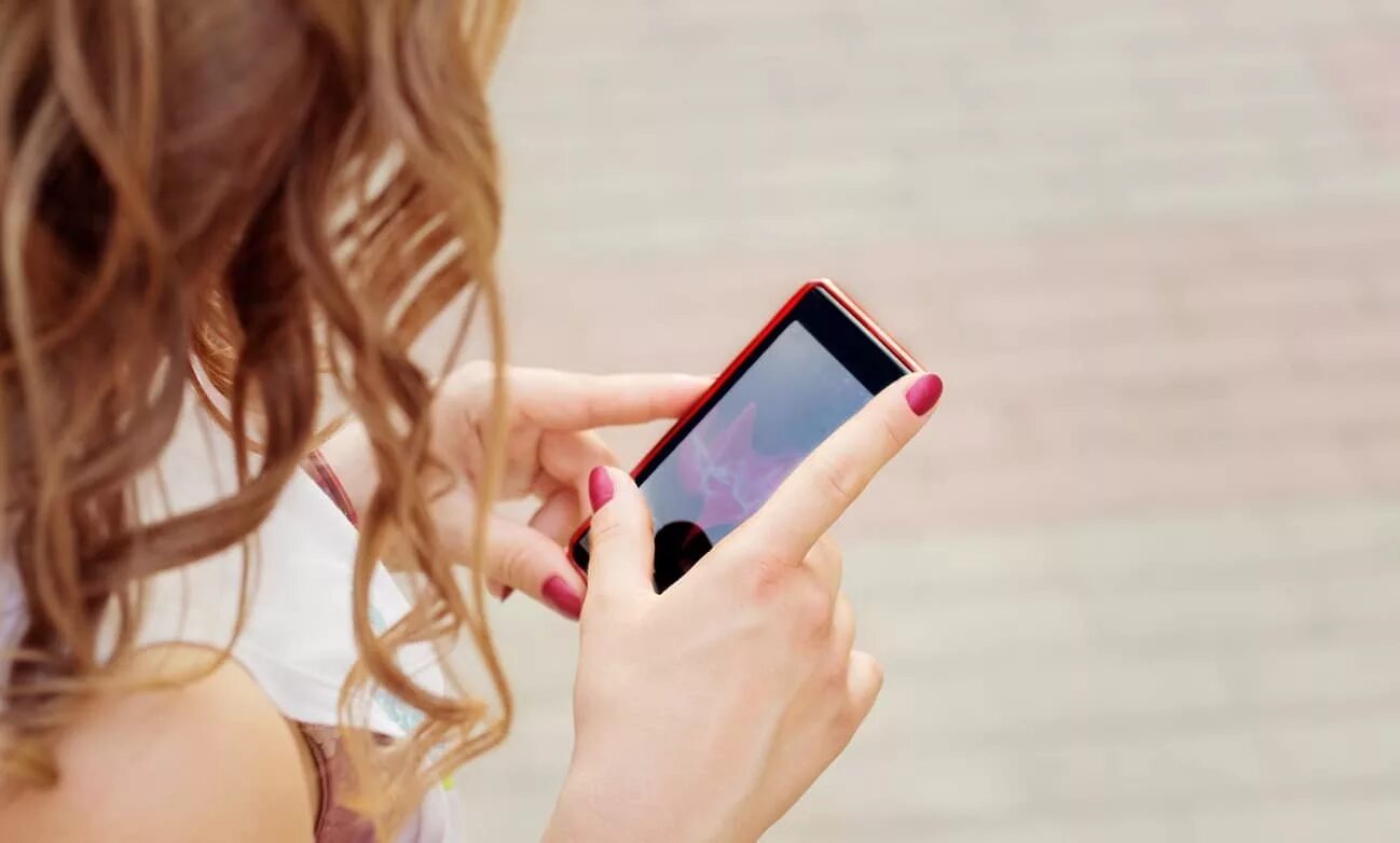 взрослая женщина с телефоном. девушка с телефоном задумалась. женщина пишет смс. женщина пишет смс. задумчивая девушка с телефоном.