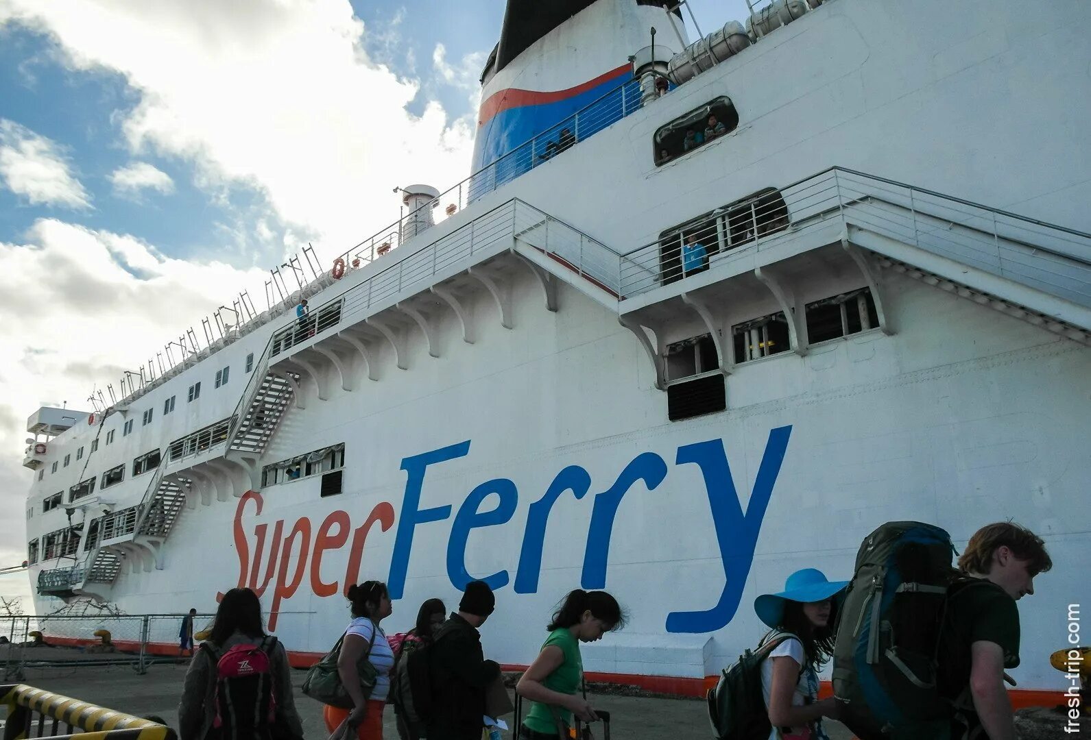 Корабль который перевозит машины. Uniword. Филиппины корабли. Fully cellular container ship empty. Super ship.