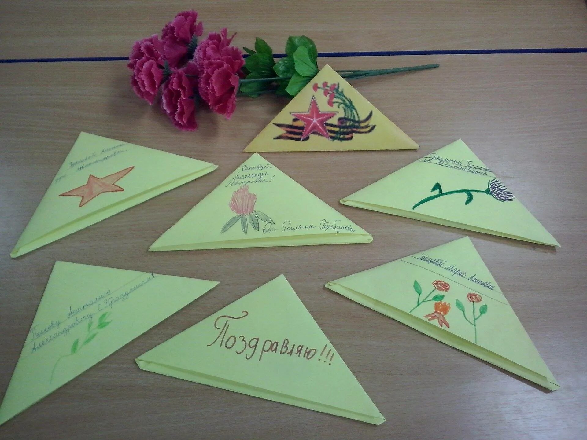 Конверт треугольник своими руками. Сложить письмо треугольником. Конверт треугольник своими руками. Письмо солдату треугольником. Сложить фронтовой треугольник.