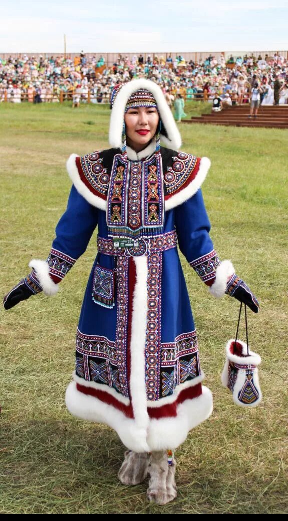 Якутская народная одежда якутов. Якутск республика саха якутия национальный костюм. Сахи одежда. Якутская народная одежда якутов. Национальный костюм саха якутов.