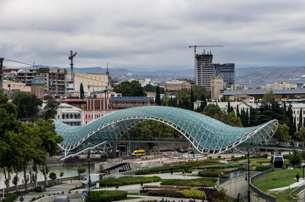 Мост в грузии. Стеклянный мост в Тбилиси. Грузия Тбилиси архитектура.