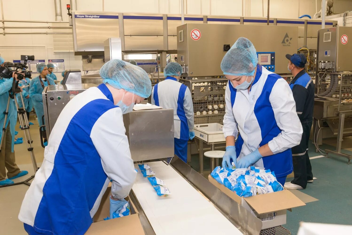 Отдел кадров хладокомбинат. Фасовка и упаковка готовой продукции. Упаковщики фасовщики. Фасовка на производстве. Укладчик упаковщик.