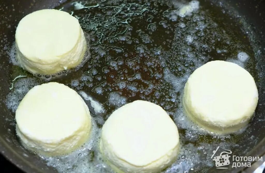 Творожные сырники на сковороде. Пышные сырники из творога на сковороде пошаговый с манкой. Один большой сырник на сковороде. Чем заменить яйцо в сырниках из творога. Творожные сырники на сковороде рецепт с фото.