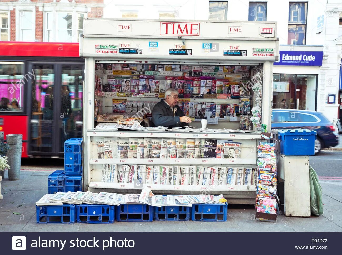 Newsagent's shop. Newsagent's картинка. Newsagent's перевод. Newsagent's in England. Newsagents перевод