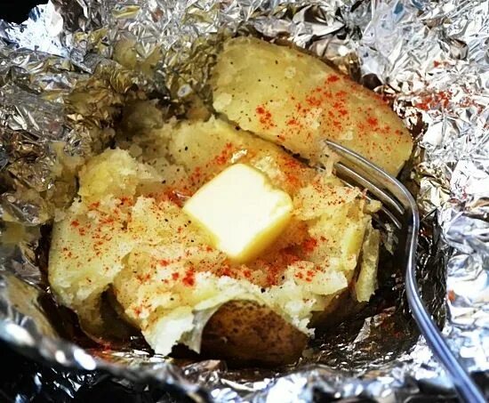 Как запечь картофель целиком в фольге. Картошка в фольге. картофель в фольге в духовке. картофель запеченный в духовке в фольге. картошка в фольге в мультиварке.