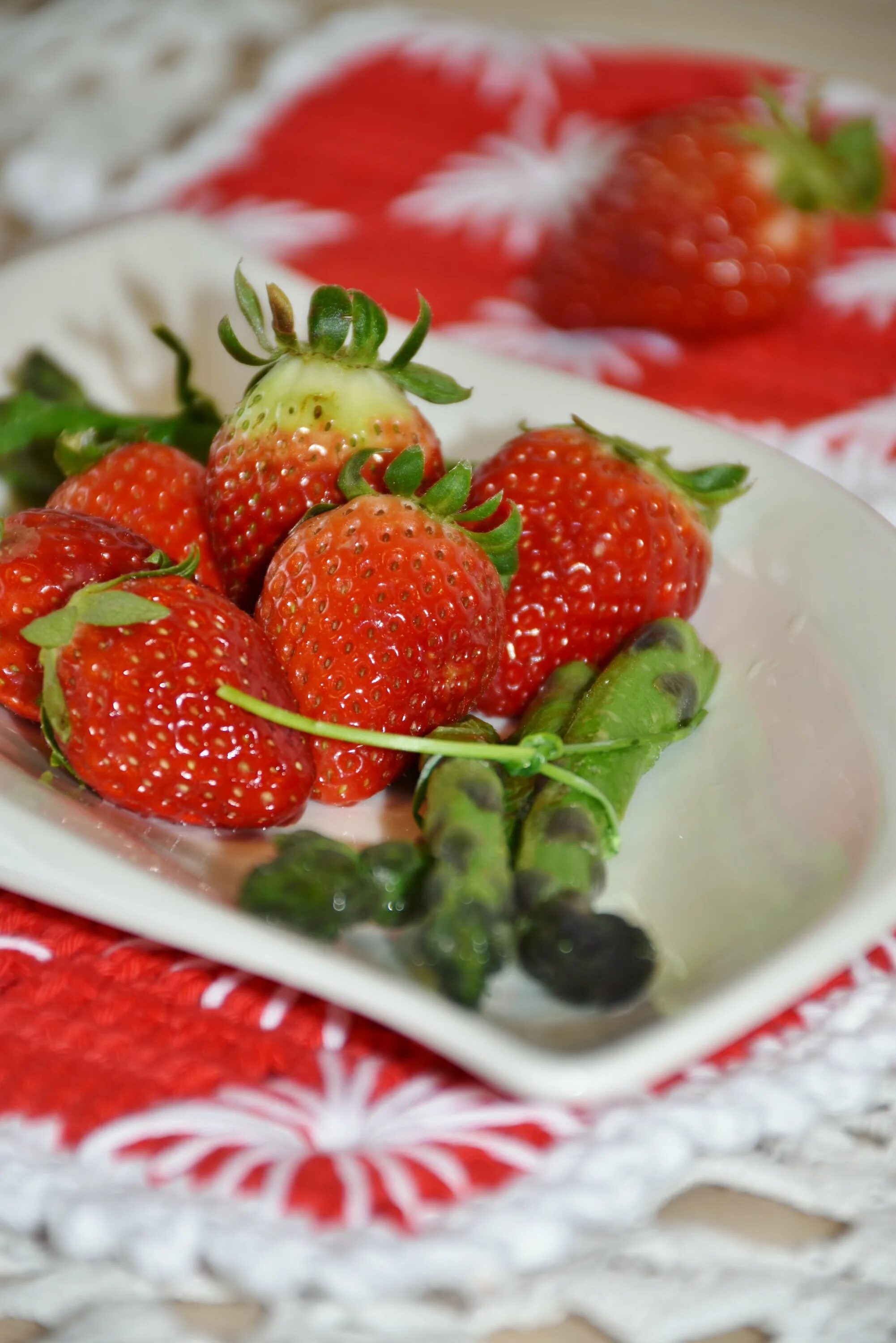 Малы ягоды земляники за то вкусны. Клубника. Красивая клубника. Сладкая клубника. Красивая сервировка клубники.