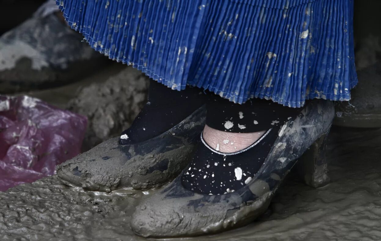 Девушка в грязных ботинках. Грязная обувь девушек. Сапоги на каблуках в грязи. Грязные ботинки. Каблуки в грязи.