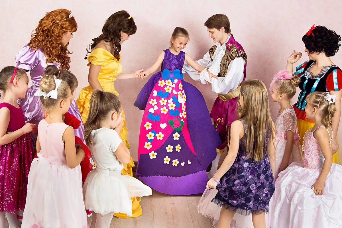 Аниматор золушка. Бал принцесс аниматоры. Игровой реквизит для детских праздников. Детские аниматоры. Принцесса белль аниматор.