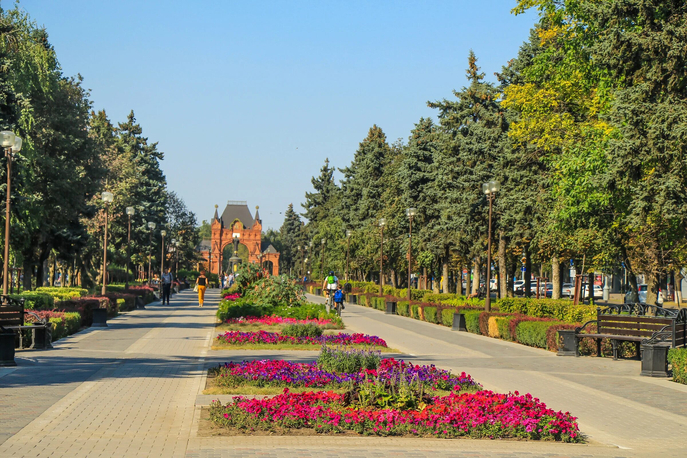 Где в городе краснодаре. Краснодар город. Краснодар улица красная. Аллея на красной улице Краснодар. Городской парк Горького Краснодар.