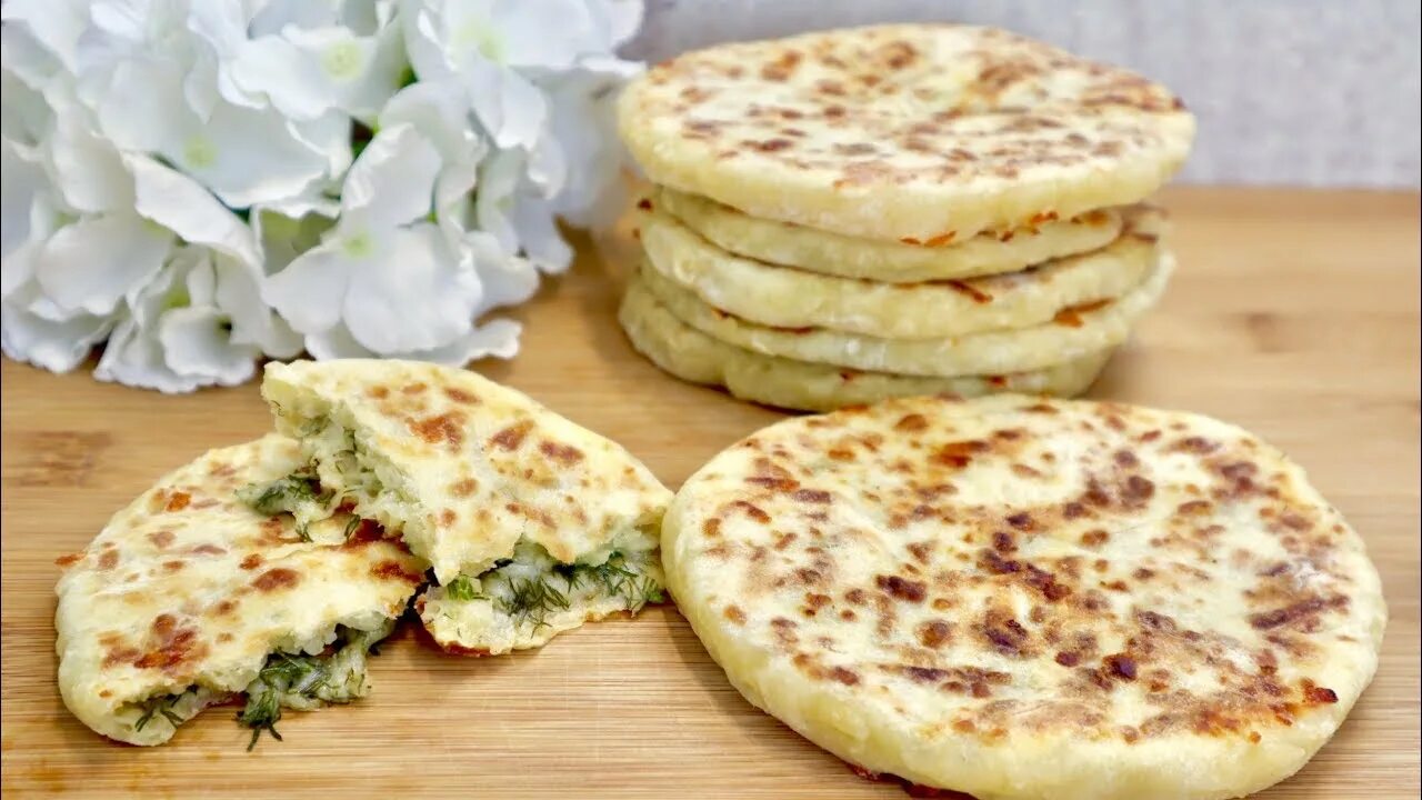 Лепешка на кефире с сыром и зеленью. Лепешка с сыром и зеленью. сырные лепешки с зеленью. сырные лепёшки на кефире. лепёшки с сыром на сковороде.