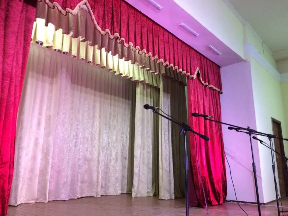 одежда сцены. для пошива театрального занавеса. современная одежда сцены. шторы в актовом зале. сцена занавес.