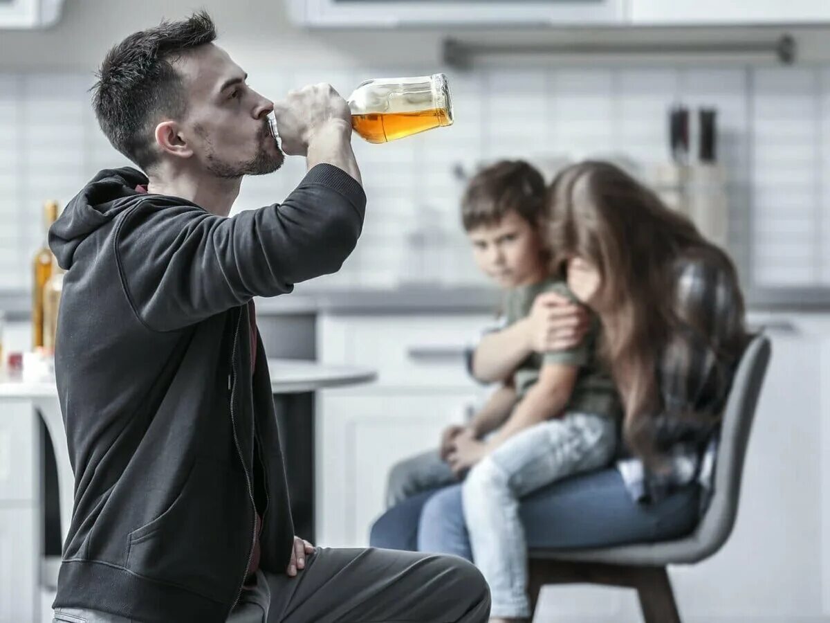 Изменяет по пьяни с друзьями