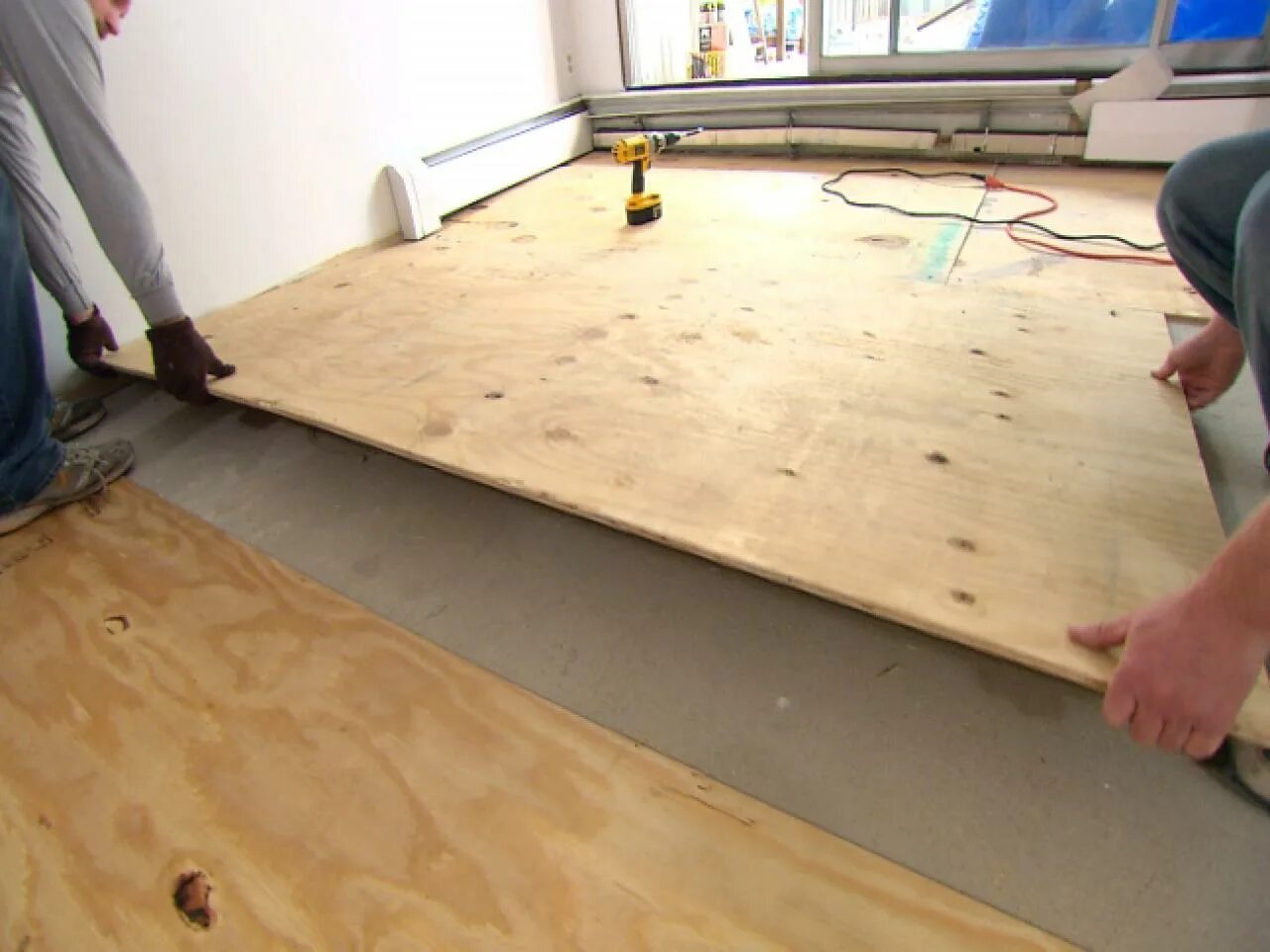 монтаж линолеума на деревянный пол. способ укладки линолеума на деревянный пол. укладка линолеума на пол. стелить линолеум. подкладка под линолеум на деревянный пол.