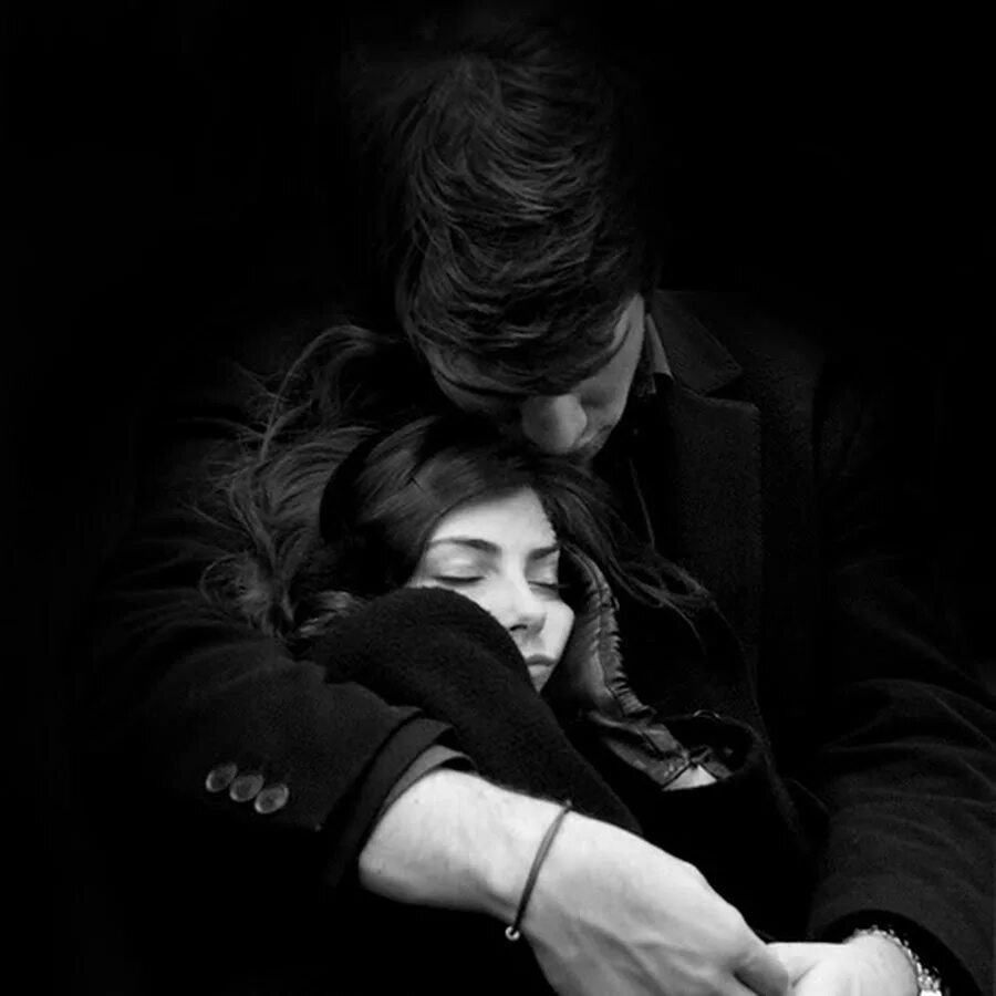 Голова парня на коленях у девушки. Мужская голова на коленях у женщины. Парень головой на коленях девушки. Голова мужчины на коленях у женщины. Парень лежит на коленях у девушки.