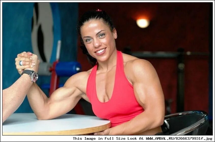Покажи сильные женщины. Mavi Gioia biceps. Женский бицепс. Накаченные руки у женщин. Накаченный бицепс у девушки.