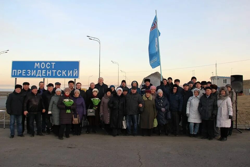 Открытие президентского. Памятник строителям президентского моста. Президентский мост в Ульяновске. Памятник мостостроителям Ульяновск. Открытие президентский мост.