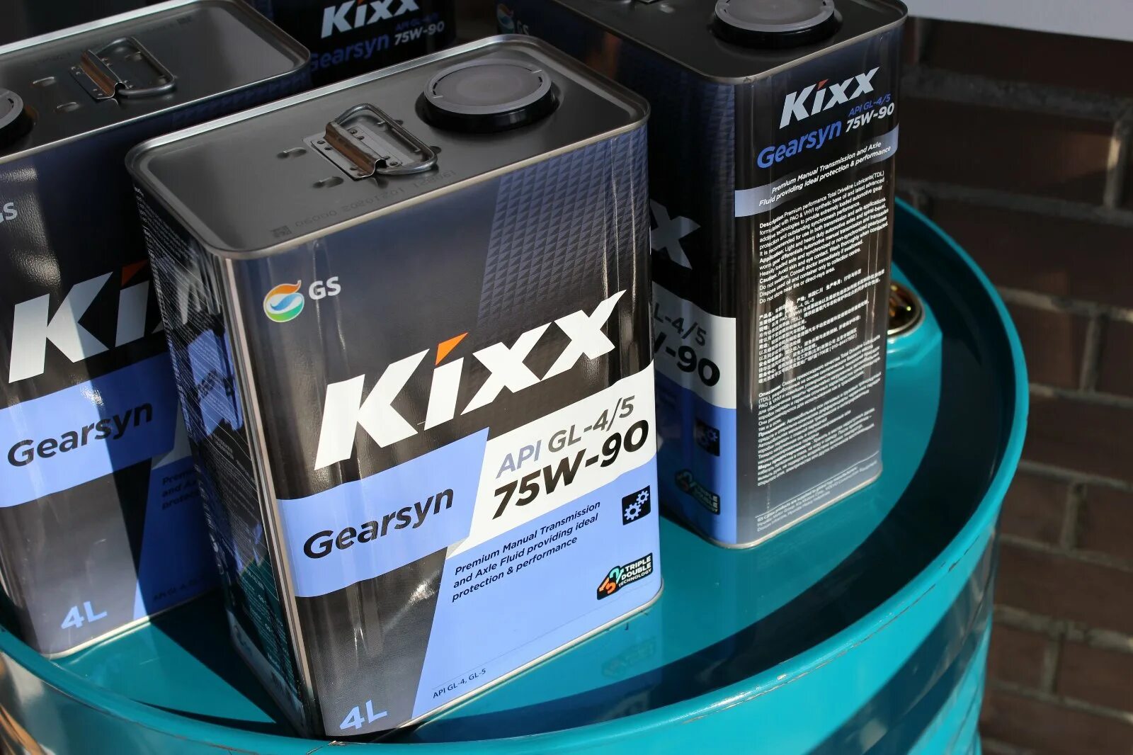 Kixx ойл клуб. Масло Кикс 75w90 геарсум. Kixx масло трансмиссионное 75w90 Universal. Kixx GEARSYN gl-4 4l 75w95. Масло Кикс 75w90 200.