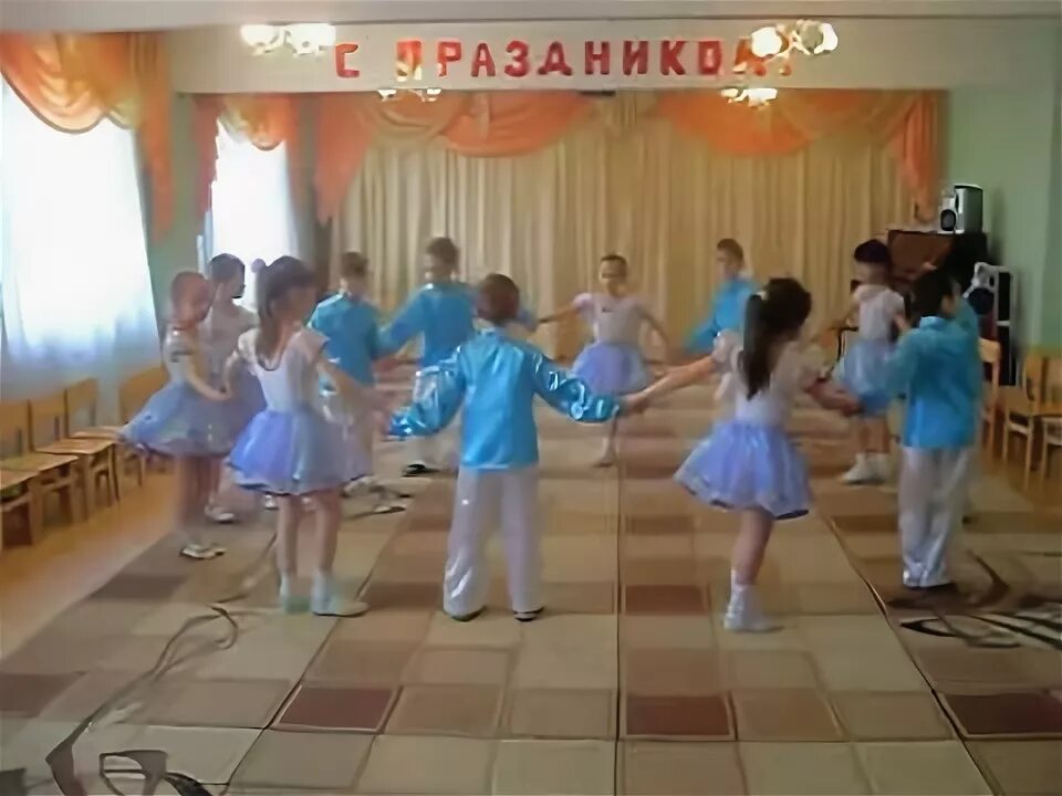 Мамочки танцуют в детском саду. Мамы в танце на мое. Танец мама я влюбился