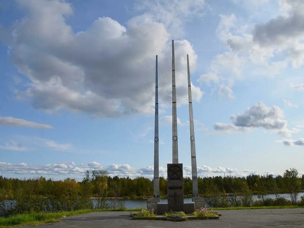 Комсомольское озеро Оленегорск. Памятник неизвестному солдату Оленегорск. Оленегорск мемориал. Оленегорск 6