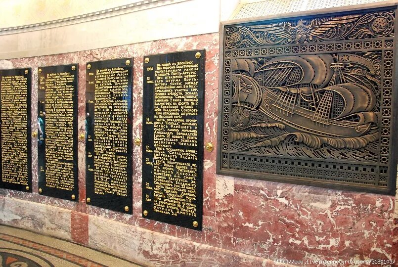 Доска кронштадт. Кронштадт мемориальные доски. Памятная доска евсееву кронштадт. Памятные доски в морском соборе кронштадта. Памятник маринеско в кронштадте.