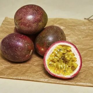 Черный круглый фрукт